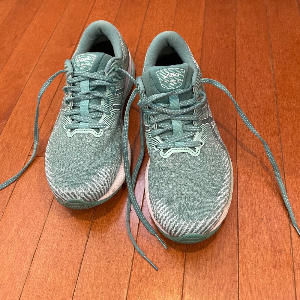 Women's ASICS Running Shoes - GT-2000 v10 - Size 9 - Barely Used